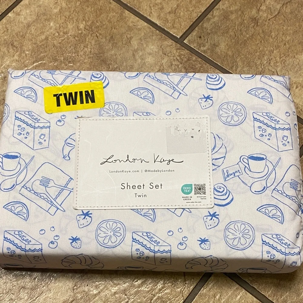 London Kaye Twin Sheet Set with Blue Illustrations Cottage Strawberry